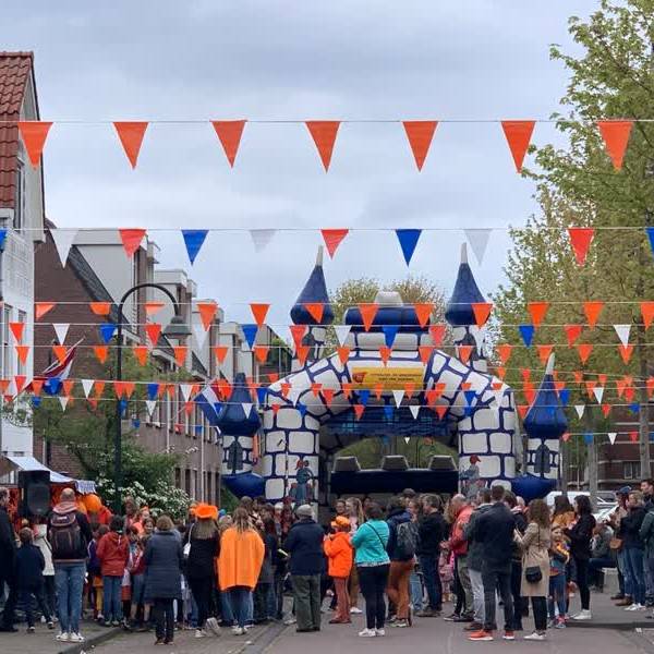 Koningsdag Delft weer als vanouds met rommelmarkt en muziek: ‘’Heel blij dat ik weer op m'n kleedje sta’’