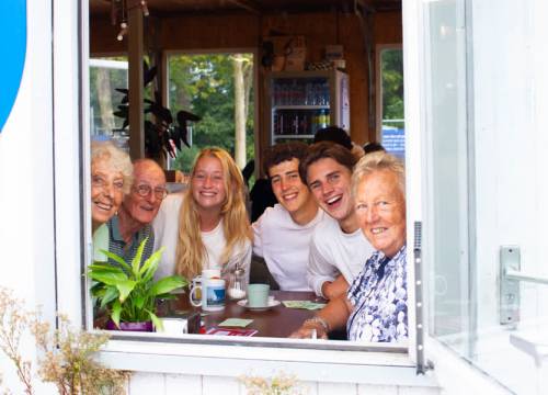 Studenten en ouderen maken kennis tijdens bingo: ‘Onbekend maakt onbemind’